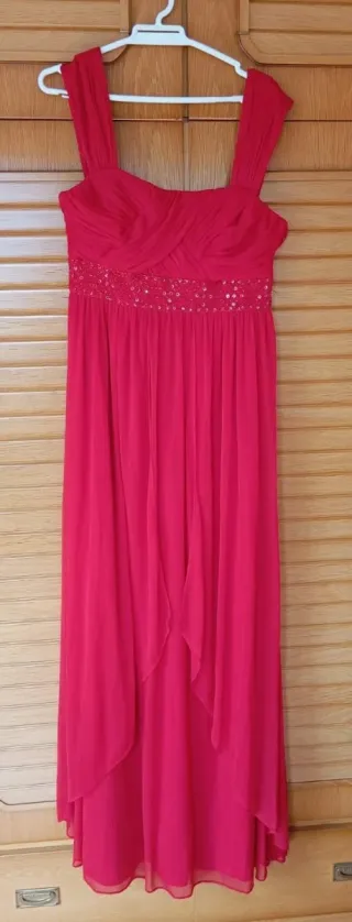 Vestido de fiesta rojo con pedrería