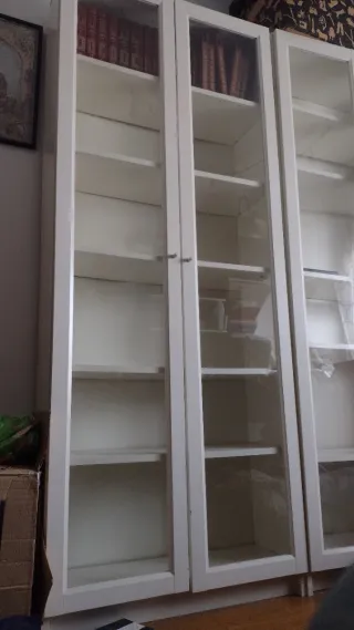 Estantería blanca con puertas de cristal