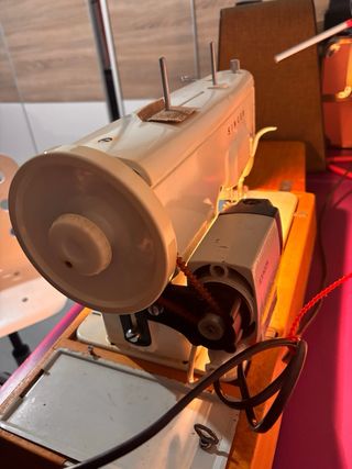 Máquina de coser Singer 801-Z2 con funda.