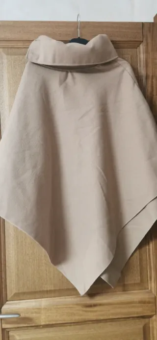 Poncho beige cuello alto