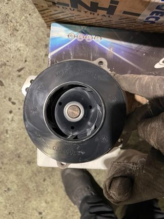 Bomba de Agua Iveco 5801938457