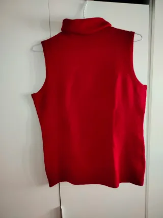 Jersey rojo cuello alto sin mangas
