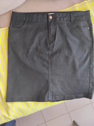 Falda negra efecto piel