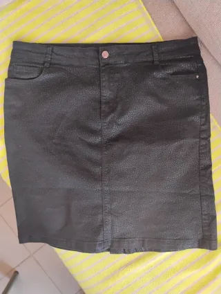 Falda negra efecto piel