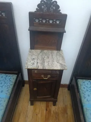 2 Camas de madera y mesita noche