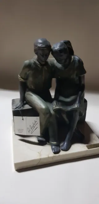Figura de pareja sentada