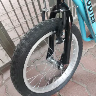 Patinete azul con ruedas grandes