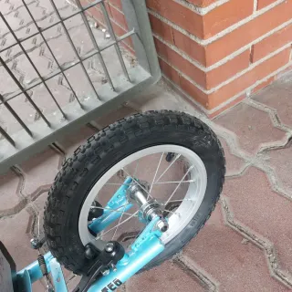 Patinete azul con ruedas grandes