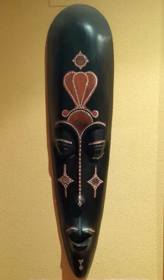 Máscara africana de madera decorada