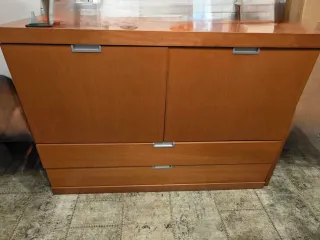 Mueble bajo de madera para comedor