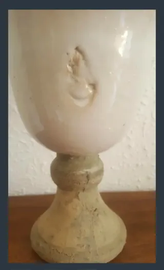 Cáliz antiguo con tapa y figura de pájaro