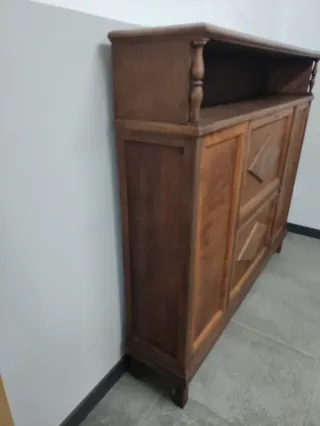 Mueble antiguo de madera