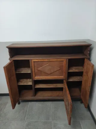 Mueble antiguo de madera