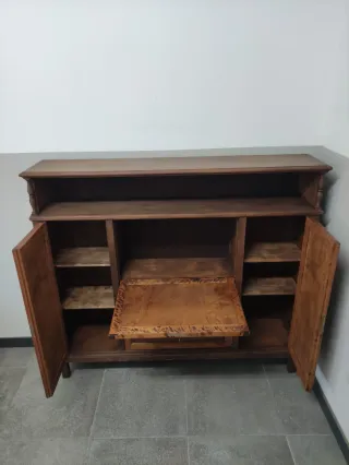 Mueble antiguo de madera