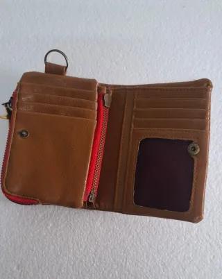 Cartera Billabong Marrón con Cremallera Roja