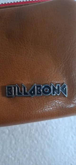 Cartera Billabong Marrón con Cremallera Roja