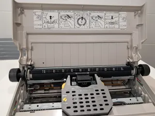 Olivetti PT 505 con cintas de repuesto.