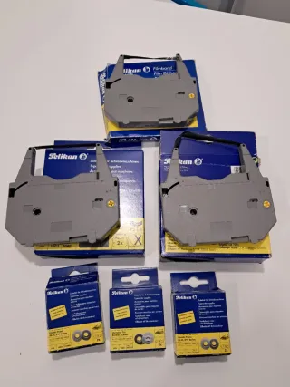 Olivetti PT 505 con cintas de repuesto.