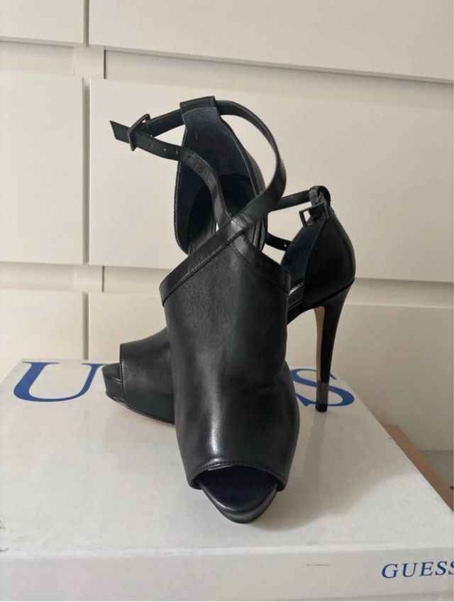 Zapatos Guess Tacón Negro Peep Toe