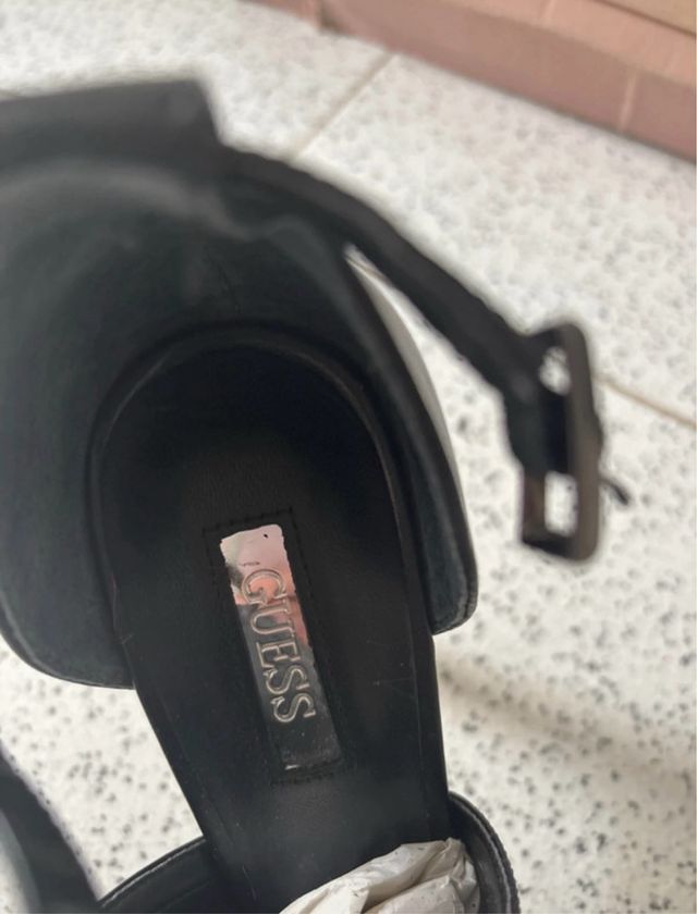 Zapatos Guess Tacón Negro Peep Toe