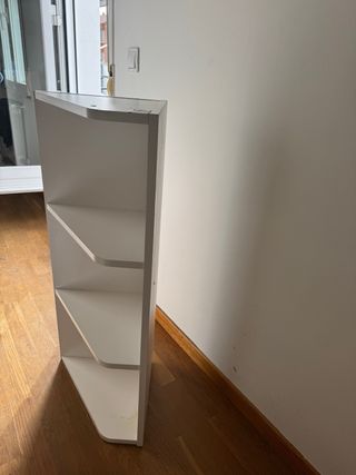 Estantería esquinera de madera blanca