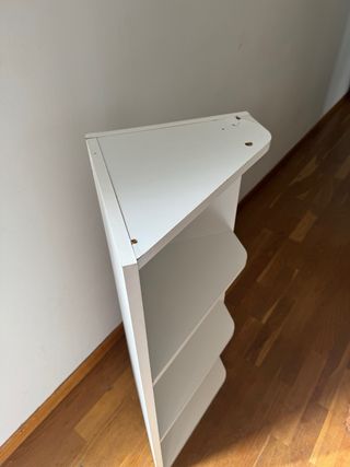 Estantería esquinera de madera blanca