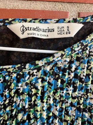 Blusa Stradivarius floral manga larga Talla S