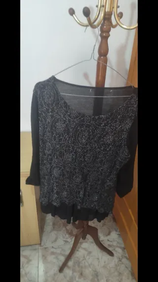 Blusa negra con detalles plateados