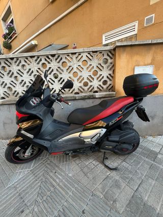 Aprilia SR MAX 125cc Negra/Roja