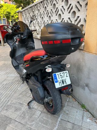 Aprilia SR MAX 125cc Negra/Roja