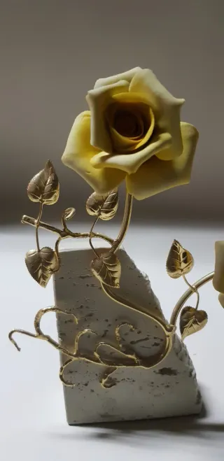Figura delicada de rosas amarillas