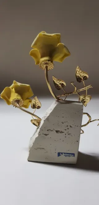 Figura delicada de rosas amarillas