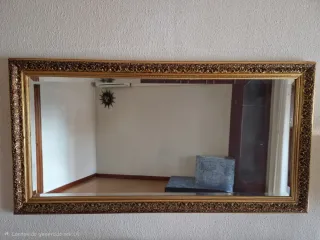 Espejo decorativo dorado con marco tallado