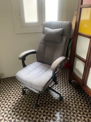 Sillón de oficina ergonómico gris