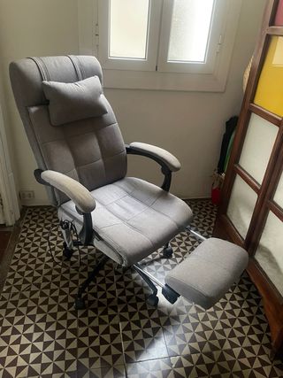 Sillón de oficina ergonómico gris