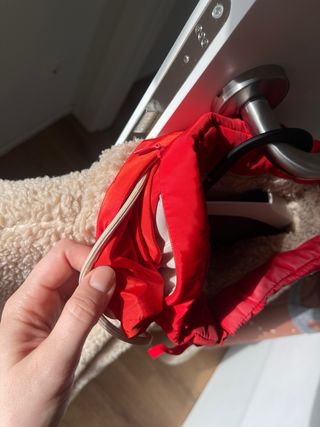 Chaqueta teddy Cropp beige con detalles rojos