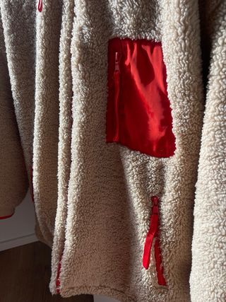 Chaqueta teddy Cropp beige con detalles rojos