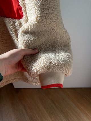 Chaqueta teddy Cropp beige con detalles rojos