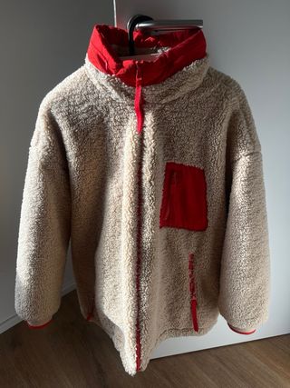 Chaqueta teddy Cropp beige con detalles rojos