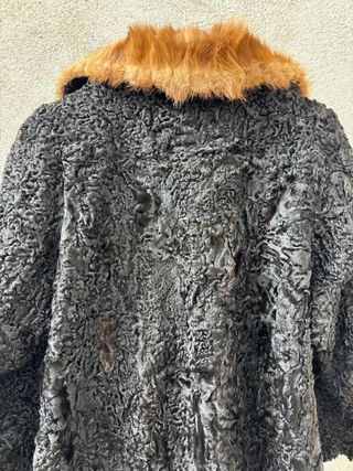 Abrigo negro astracán con cuello de pelo