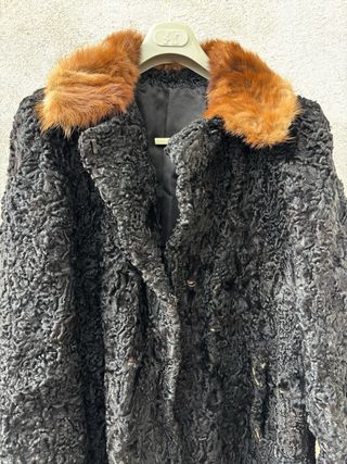 Abrigo negro astracán con cuello de pelo