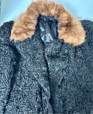 Abrigo negro astracán con cuello de pelo