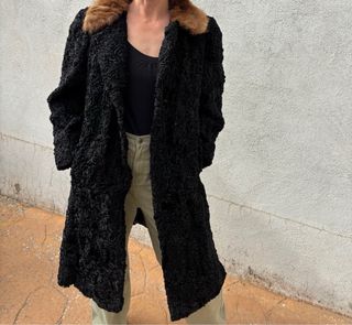 Abrigo negro astracán con cuello de pelo
