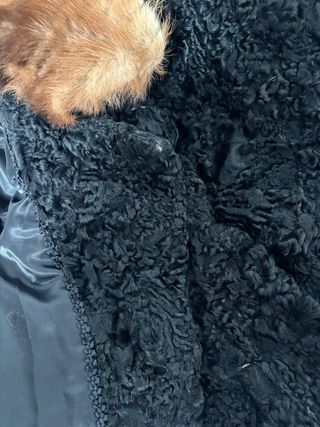 Abrigo negro astracán con cuello de pelo