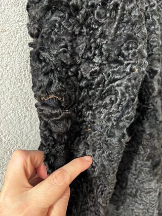 Abrigo negro astracán con cuello de pelo