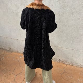 Abrigo negro astracán con cuello de pelo
