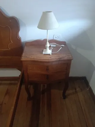 Estructura de cama, mesita y lámpara