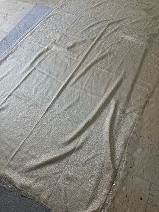 Tessuto beige/oro con pizzo