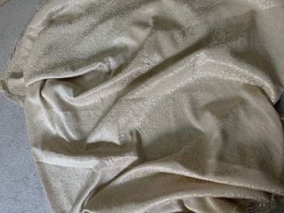 Tessuto beige/oro con pizzo