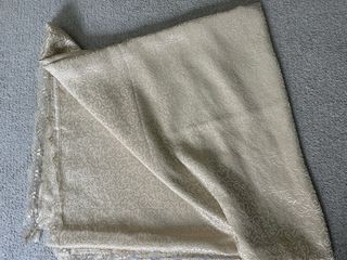 Tessuto beige/oro con pizzo